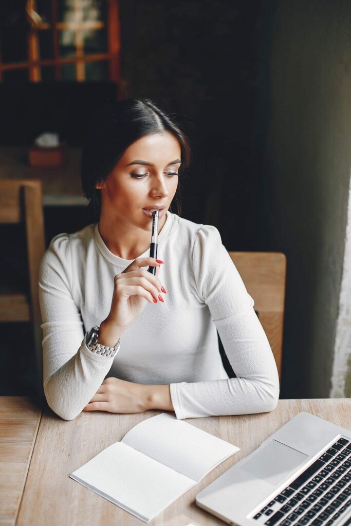 elegant businesswoman in a summer city V7TEDZK 1